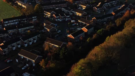 Vista-Aérea-De-Viviendas-De-Barrio-Británico-Mirando-Hacia-Abajo-Sobre-El-Amanecer-Temprano-En-La-Mañana,-Tejados-Y-Jardines-De-Colores-Otoñales