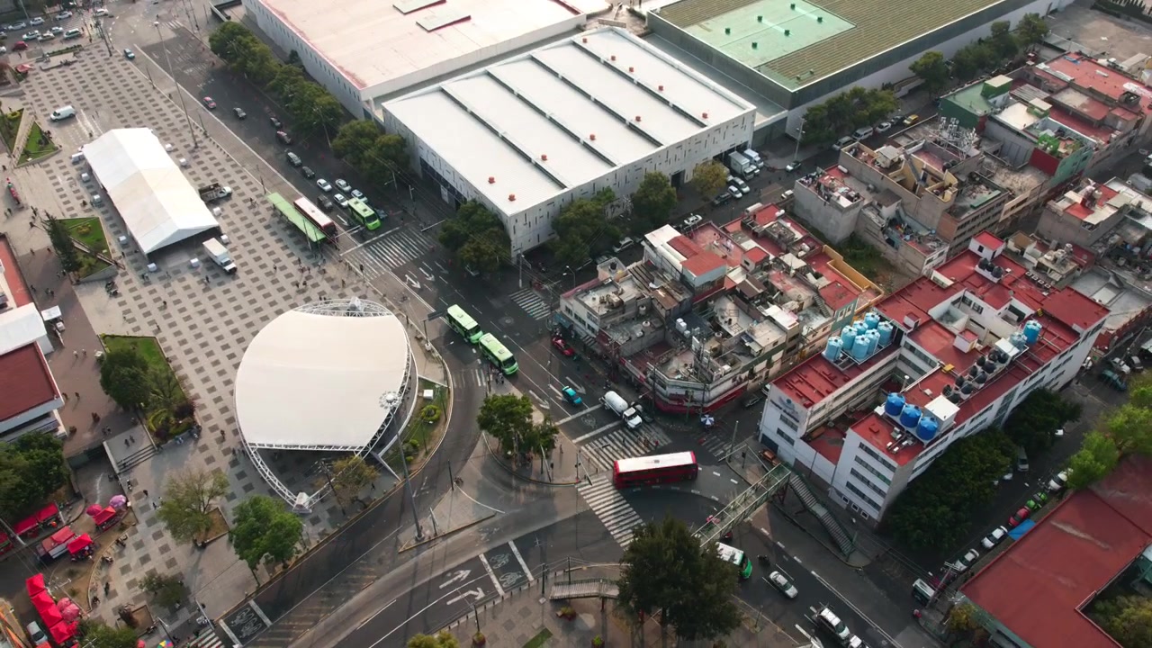 Un impresionante hyperlapse de dron que captura la energía vibrante de la avenida principal de la Ciudad de México. Esta secuencia aérea dinámica muestra el tráfico, la arquitectura moderna y el latido de la ciudad en un movimiento fluido.