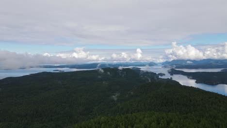 Impresionantes-Vistas-De-La-Costa-Del-Sol-Con-Valles-Y-Ríos-Que-Serpentean-A-Través-Del-Paisaje