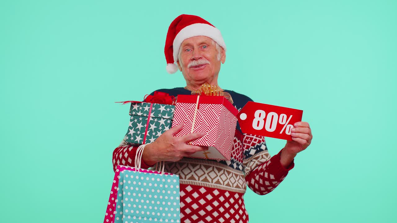 abuelo en suéter de navidad mostrando caja de regalos y 80 por ciento de descuento inscripciones texto de pancarta