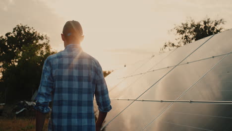 Mann-Geht-An-Den-Paneelen-Eines-Solarkraftwerks-Entlang