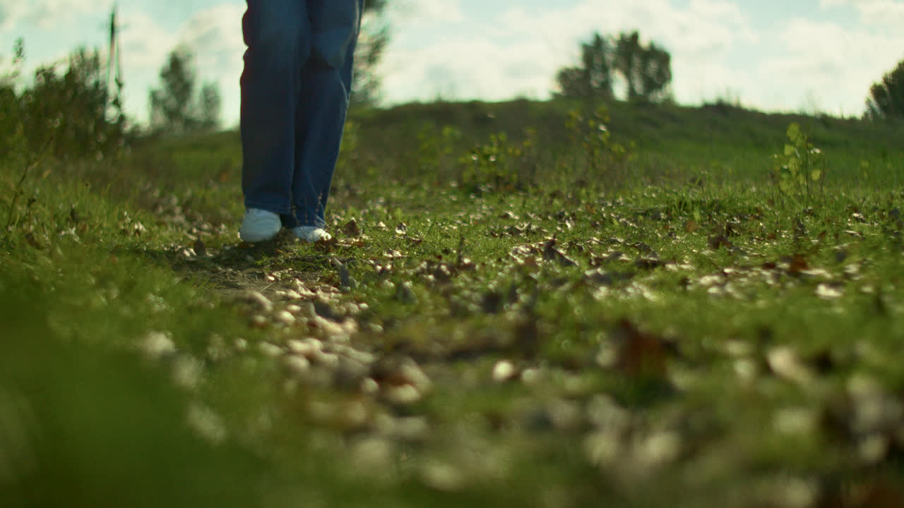 persona caminando por un campo
