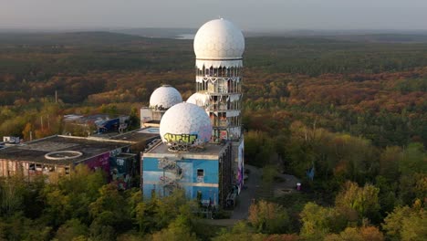 maravillosa vista aérea vuelo panorama órbita a drone derecho de radoms en colina en bosque de otoño al amanecer, montaña del diablo en bosques berlín octubre 2022