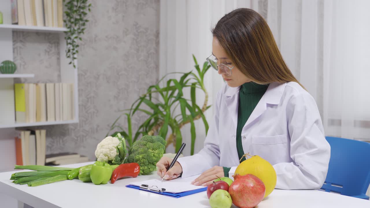 nutricionista que prepara los planes de comidas.