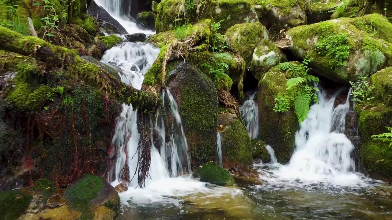 Panoramica lenta degli schizzi alla base della cascata all'arrivo degli affluenti nel Canyon del fiume Sil