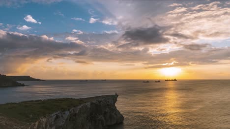 Impresionante-Lapso-De-Tiempo-De-Puesta-De-Sol-Sobre-El-Mediterráneo-Con-Un-Impresionante-Movimiento-De-Nubes