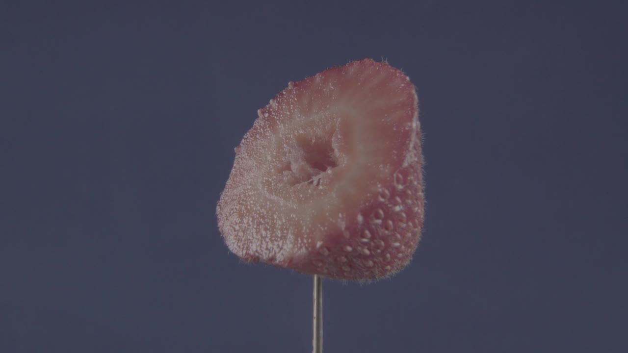 크로마 키를 위해 파란 화면에 루프와 함께 회전하는 딸기