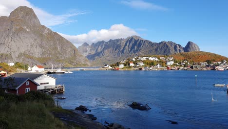 Vista-Sobre-La-Profunda-Bahía-Azul-De-Reine-Con-Impresionantes-Montañas-Escarpadas-De-La-Cadena-Lofoten-En-El-Fondo