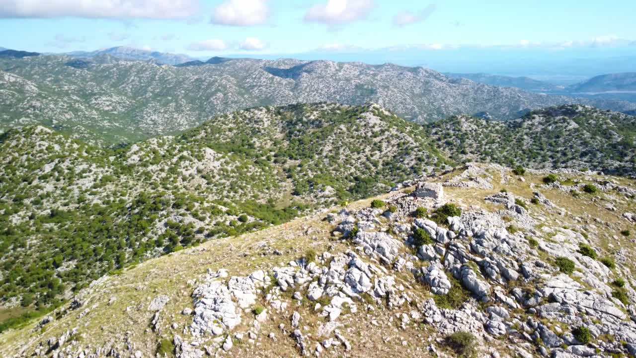 paisaje de crestas montañosas escarpadas vistas desde sv