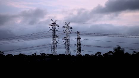 Gewitterwolken-Rollen-In-Der-Abenddämmerung-An-Strommasten-Vorbei