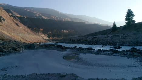 temporada de otoño acampando en solitario en las montañas cerca del arroyo del río glaciar en el himalaya