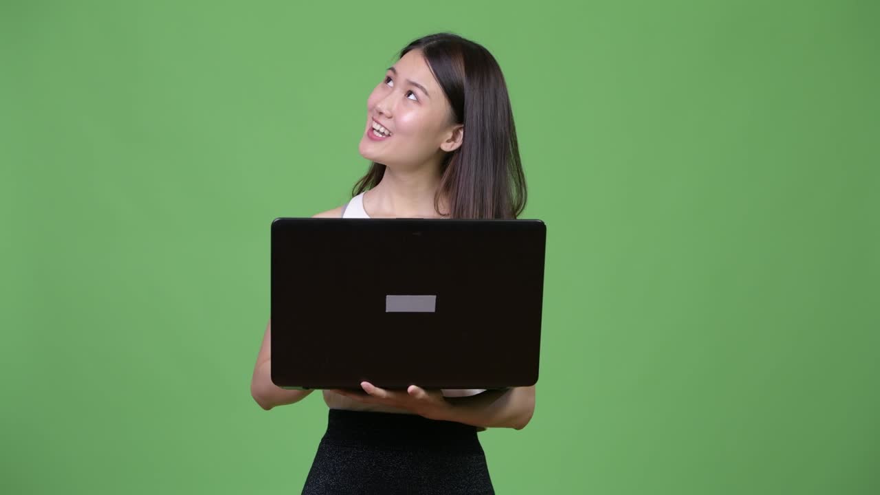 joven y hermosa mujer de negocios asiática usando una computadora portátil