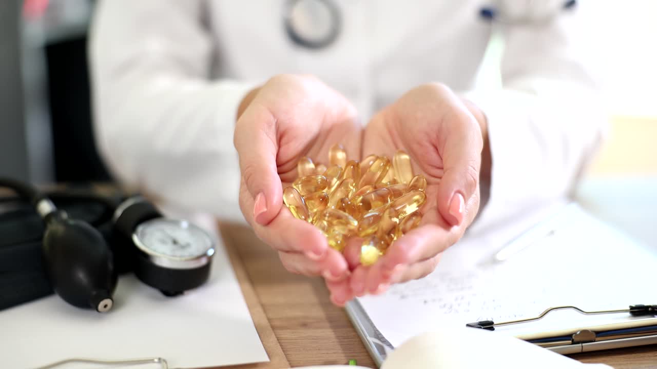 Dottoressa o farmacista con una capsula gialla di Omega-3