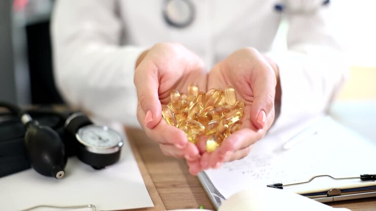 Dottoressa o farmacista con una capsula gialla di Omega-3
