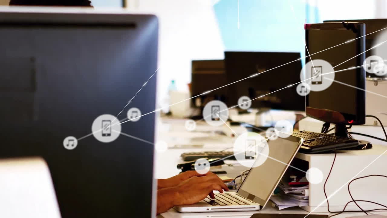 사무실에서 두 인종의 사업가에 대한 아이콘과의 연결 네트워크의 애니메이션