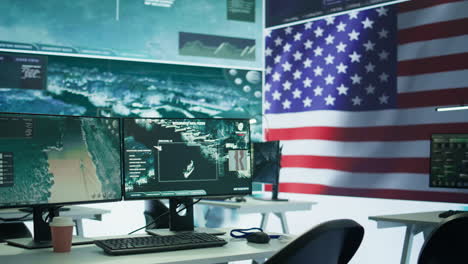 oficina vacía de la torre de control militar de los estados unidos con la bandera estadounidense
