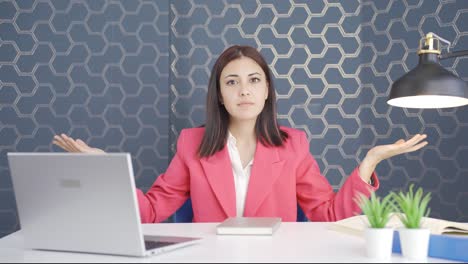 Young-business-woman-overwhelmed-by-the-air-temperature.