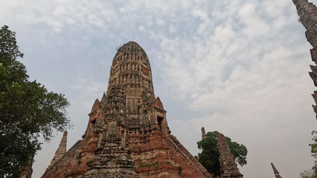 vista constante de las ruinas altísimas de un templo histórico