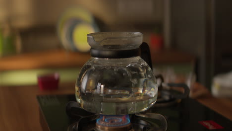 agua hirviendo en un recipiente de vidrio