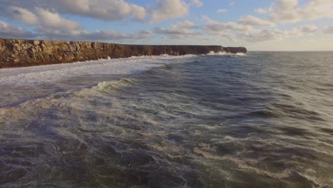 Grandes-Olas-En-El-Punto-Más-Al-Sur-Oeste-De-Europa,-Cabo-De-São-Vicente-Y-Sagres-En-El-Algarve,-Portugal