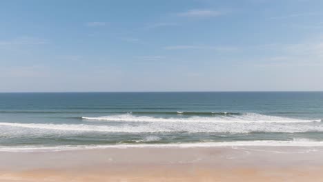 Wellen,-Die-Auf-Einen-Strand-Krachen-4K-Drohnenaufnahmen-Des-Ozeans-Am-Ponte-Vedra-Beach-In-Florida