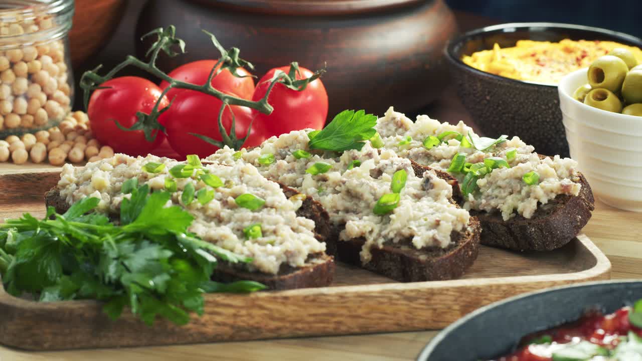 cocina israelí. forshmak en pan de centeno negro decorado con perejil en primer plano. plato nacional de arenque judío, cultura de oriente medio. bocadillo tradicional vorschmack hecho de filete de pescado