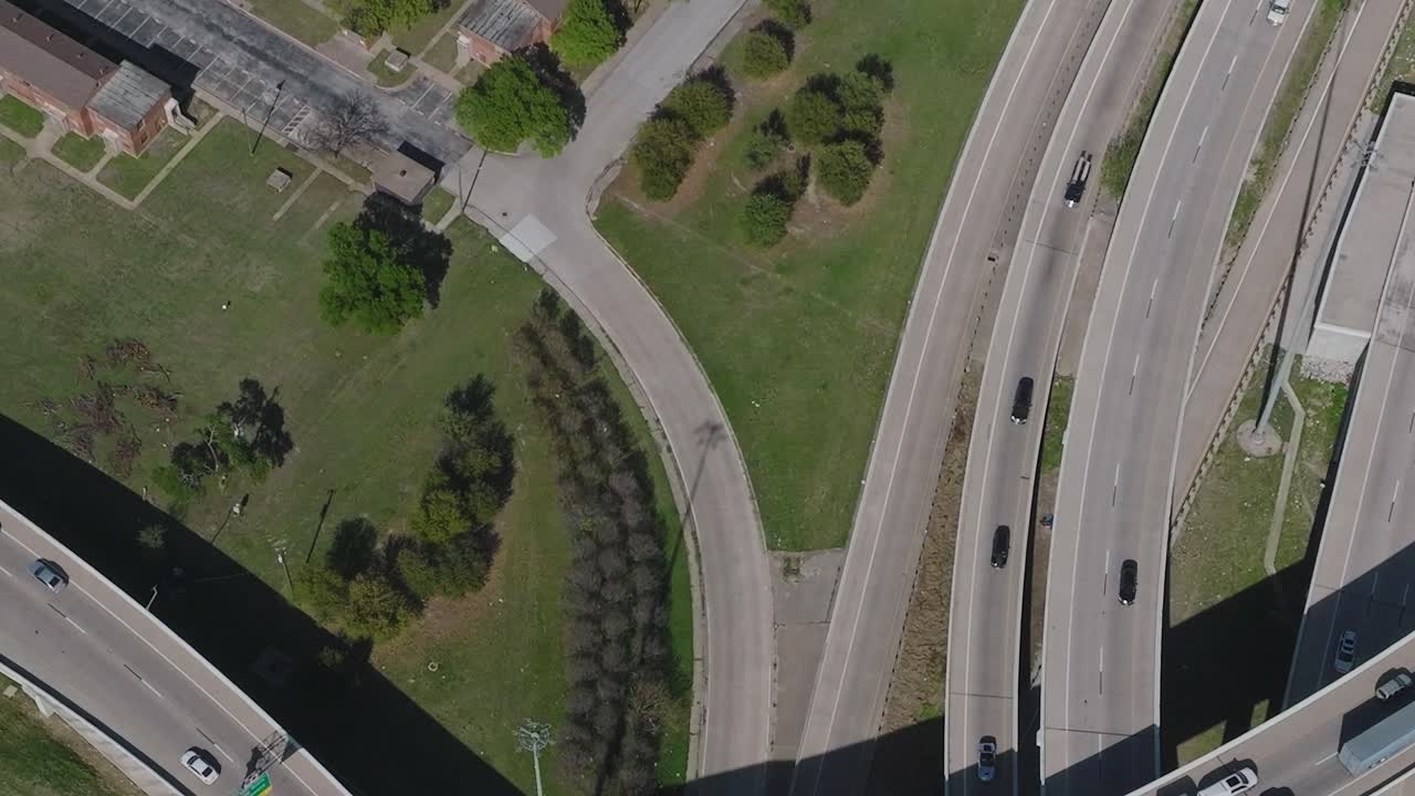 Vista del centro di Dallas, Texas, dall'alto con strade e spazi verdi