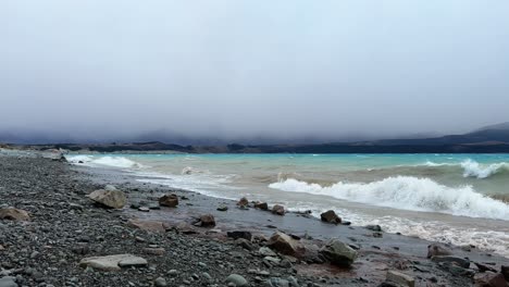 Olas-Rompiendo-En-La-Orilla-Del-Lago-Pukaki,-Nueva-Zelanda-En-Cámara-Lenta