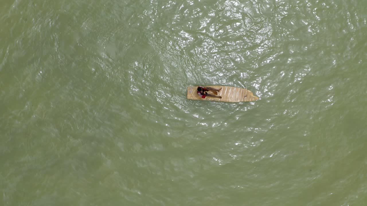 toma aérea de un barco o canoa pescando en un mar durante el día_6