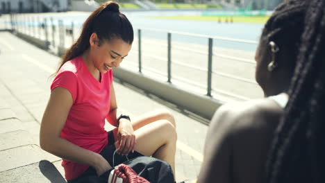 Two-athletes-talking-after-workout-training