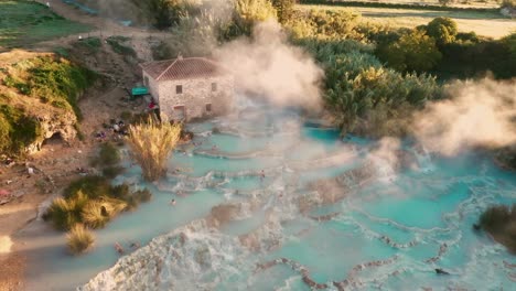 cascate del mulino, relajante baño de aguas termales naturales, saturnia, toscana, italia, europa, vista de avión no tripulado viajando a la izquierda, movimiento redondo