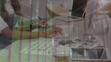 animación del procesamiento de datos financieros sobre diversas personas de negocios en la oficina
