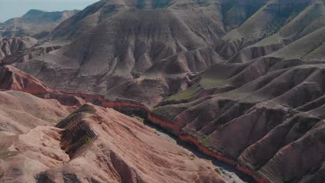 Tiro-De-Dron-De-Una-Montura-Verde-Del-Desierto,-Aspecto-De-Parque-Jurásico,-Cielo-Azul