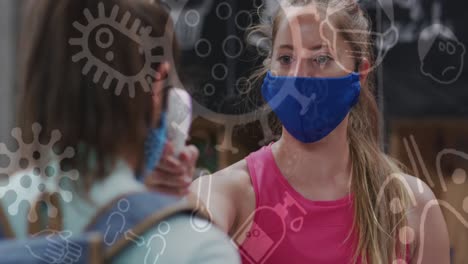 covid-19 concept iconen tegen blanke fit vrouw die een masker draagt en de temperatuur meet in de sportschool