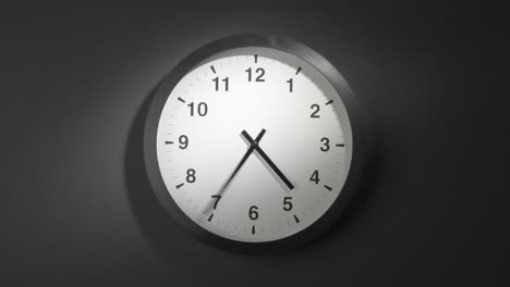 cara del reloj en el lapso de tiempo en la pared gris oscuro