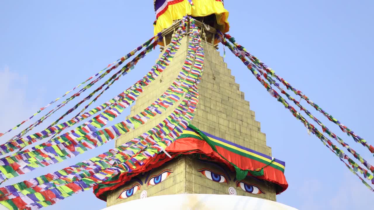 foto del treppiede dello stupa di buddha situato a boudhha, kathmandu, nepal
