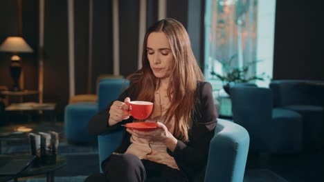 Mujer-De-Negocios-Bebiendo-Té-En-El-Vestíbulo-Del-Hotel.-Mujer-De-Negocios-Tomando-Cafe