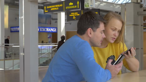 pareja feliz ver fotos en el teléfono inteligente