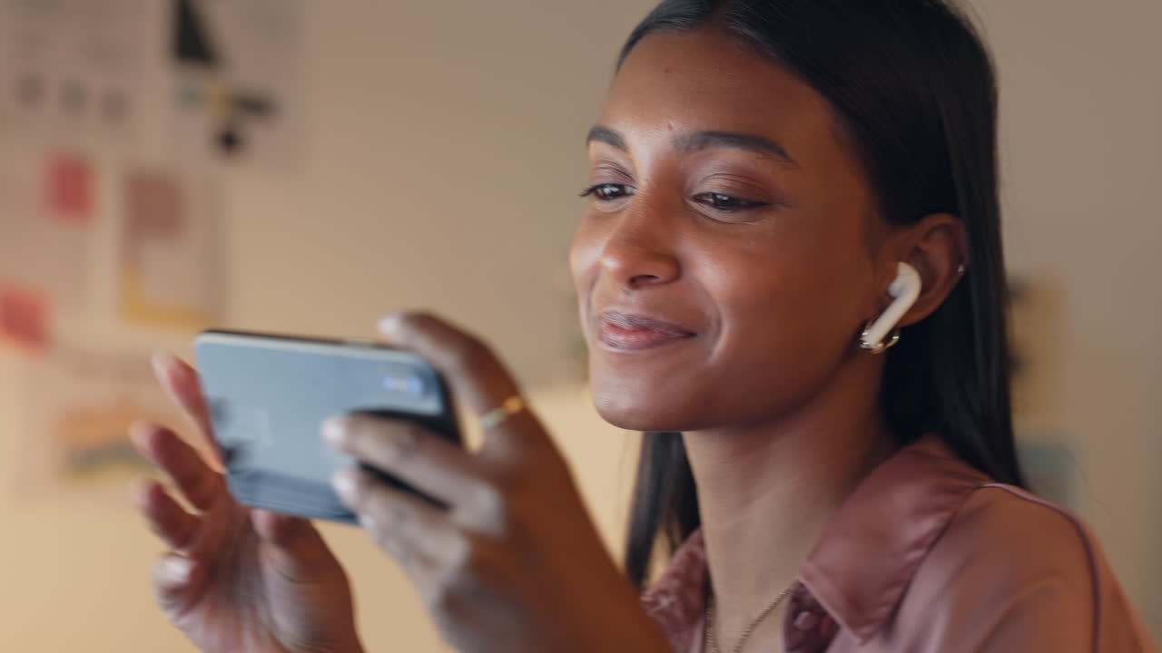 Musica, video e donna con AirPods al telefono