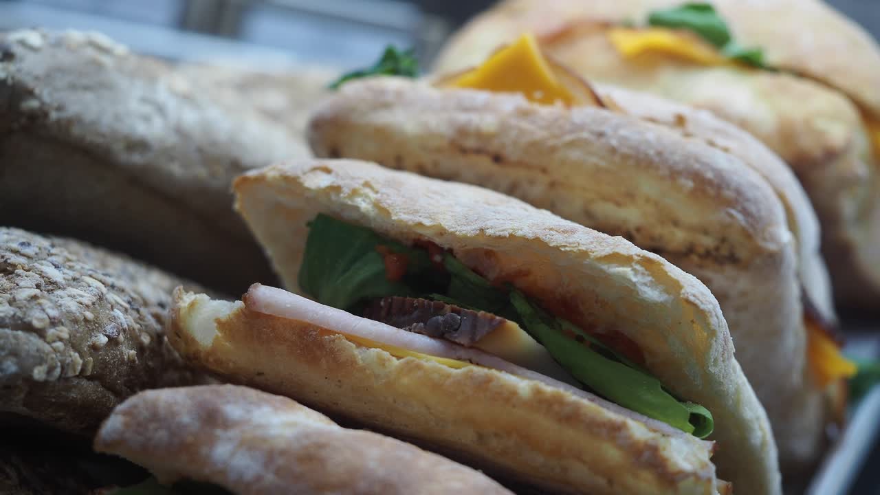 Panini appetitosi con ingredienti freschi
