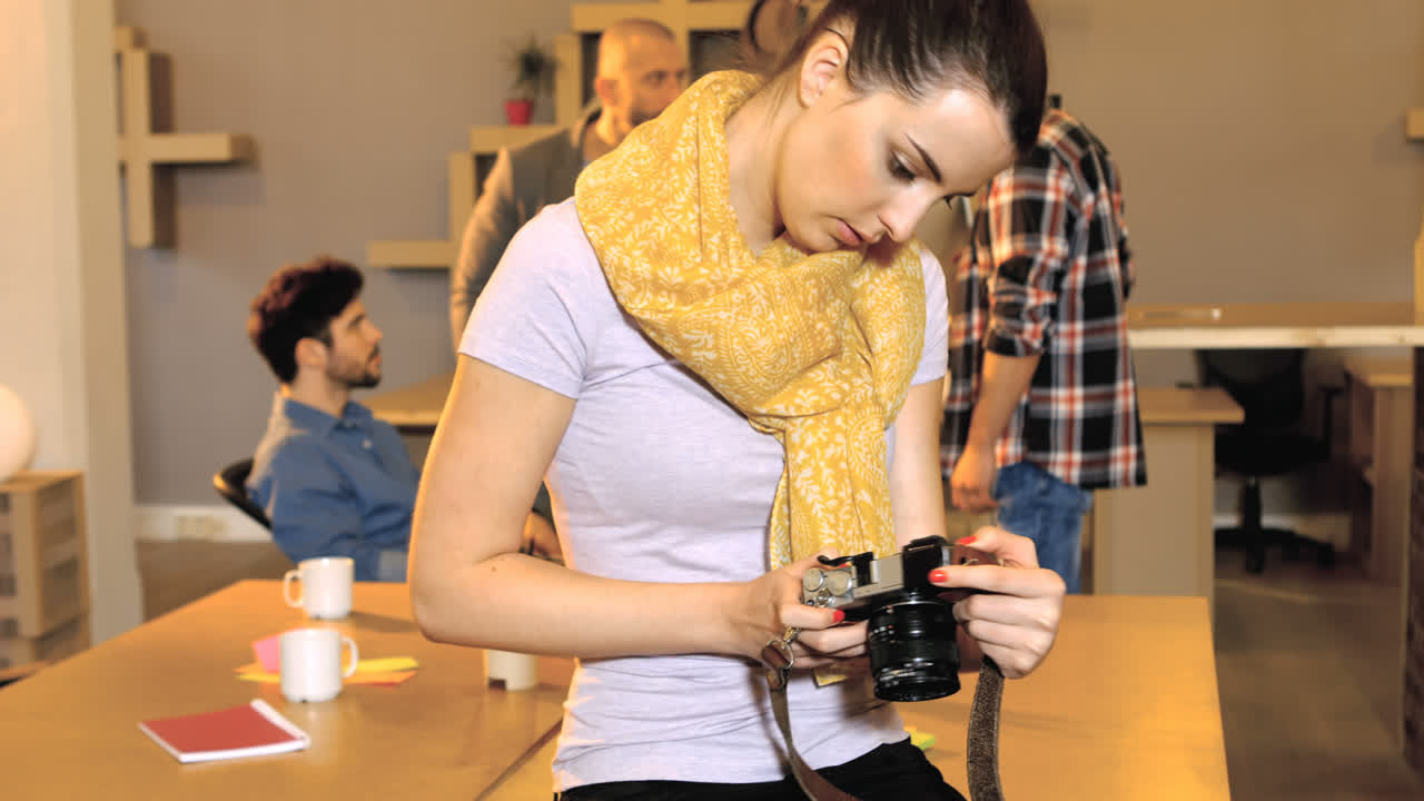 Dirigente d'azienda donna che guarda una fotocamera digitale
