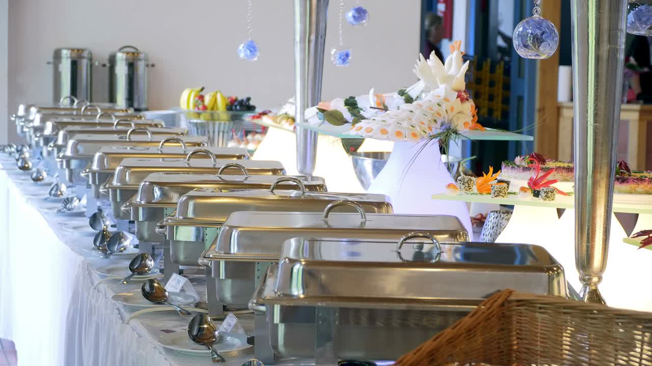 점심과 저녁 식사의 뷔페 라인.