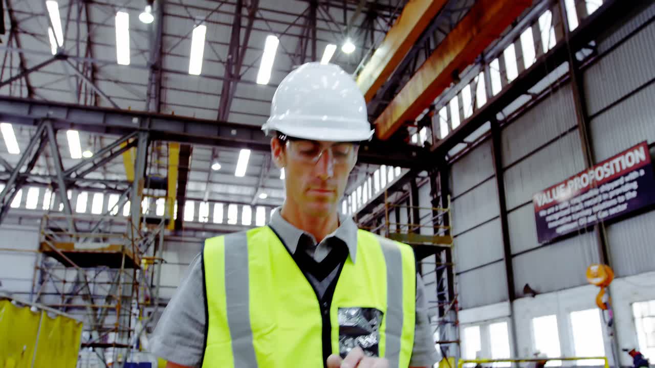 ingeniero masculino que usa una tableta digital 4k