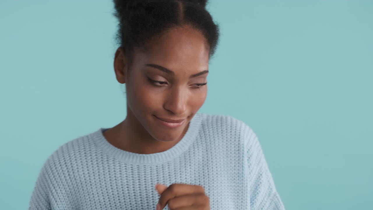una mujer negra feliz bailando.