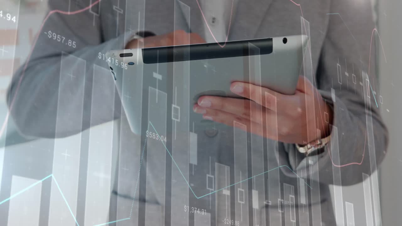 animación del procesamiento de datos sobre un hombre caucásico usando una tableta