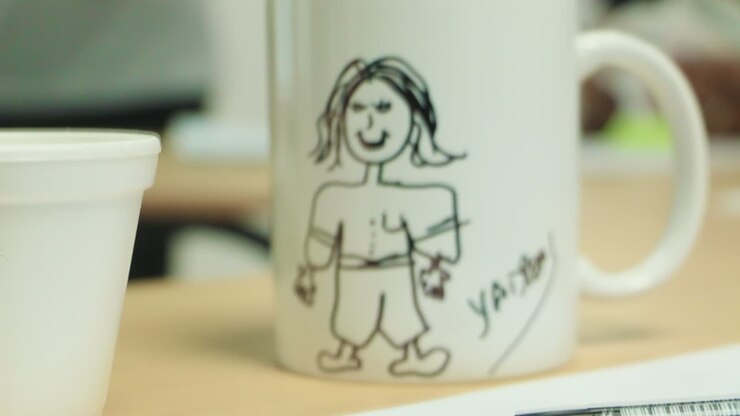 Draw of a woman on a white mug as an exercise of an genre workshop