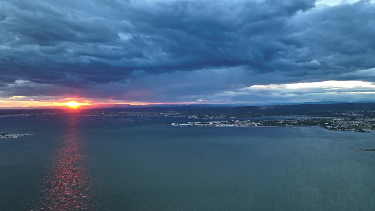 los tonos del atardecer cubren el etang de thau, ofreciendo una vista serena de balaruc-les-bains.