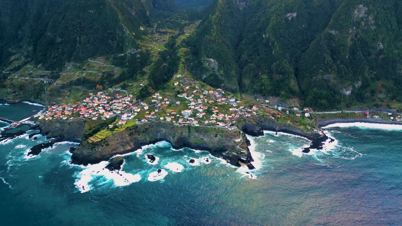 Video aéreo de montañas, acantilados y el océano en Madeira, Portugal