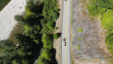 autopista de bucle de montaña cerca del río stillaguamish en verlot, washington