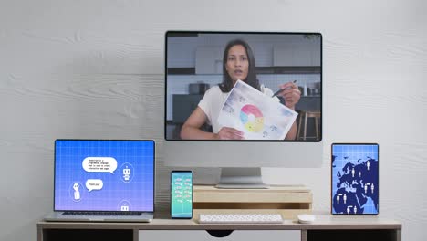 composición de la mujer biracial en la pantalla de la computadora, dispositivos electrónicos con un chat en las pantallas
